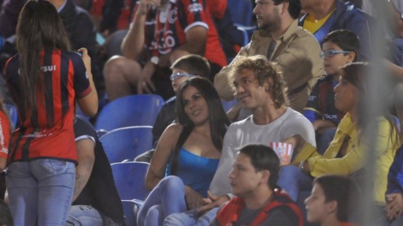 &Iacute;dolo humilde: Lugano d&aacute; carona a torcedores do Cerro que voltavam do est&aacute;dio a p&eacute;