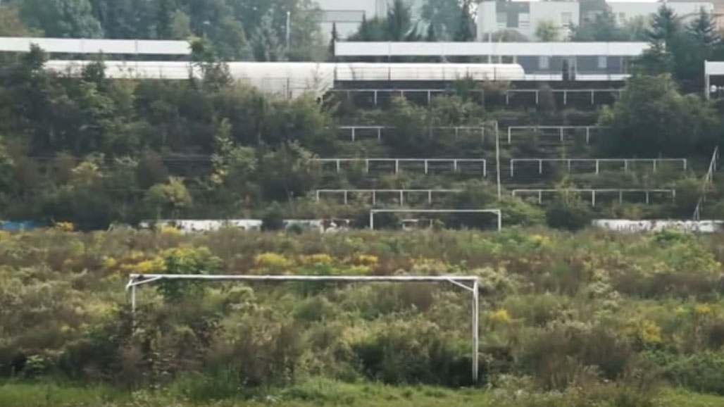 Torcida do Zbrojovka Brno revitalizou est&aacute;dio abandonado para dizer adeus a um &iacute;dolo