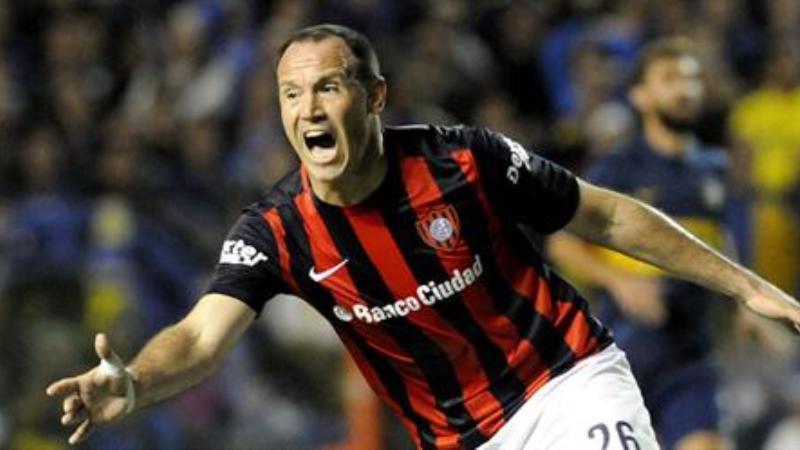 San Lorenzo toma lideran&ccedil;a do Boca com gol nos acr&eacute;scimos e cl&aacute;ssico acaba em confus&atilde;o