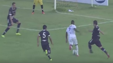 Washington caiu sozinho, o árbitro entrou na dele e marcou um pênalti incrível para o Palmas