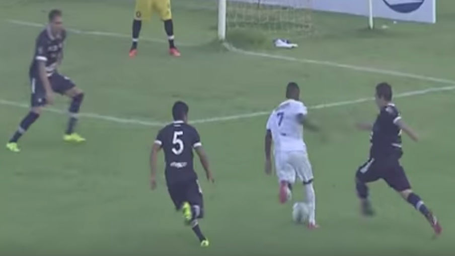 Washington caiu sozinho, o &aacute;rbitro entrou na dele e marcou um p&ecirc;nalti incr&iacute;vel para o Palmas