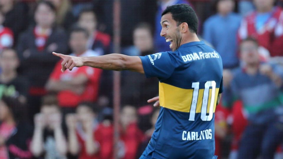 Tevez anotou dois belos gols, mas tamb&eacute;m deu uma solada que causou fratura exposta no rival