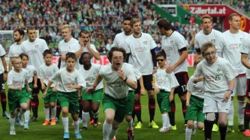Werder promove a inclusão ao entrar em campo ao lado de crianças com necessidades especiais