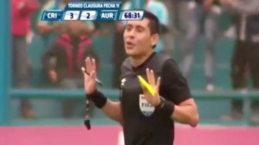 Árbitro dá assistência sem querer para gol da vitória em jogo no Peru