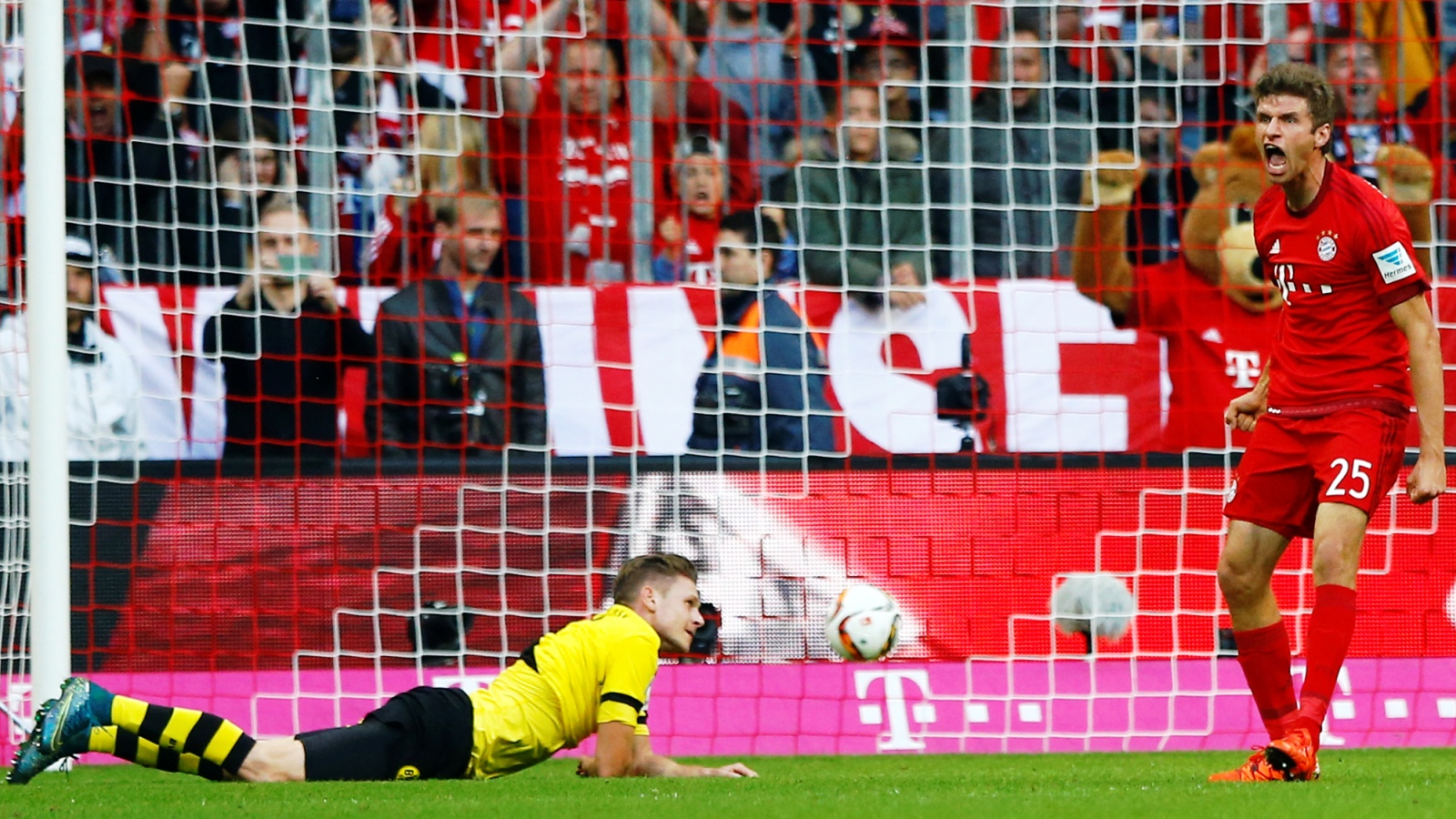 Inapel&aacute;vel! Bayern enfia cinco no Dortmund e deixa a pergunta: quem vai conseguir par&aacute;-lo?