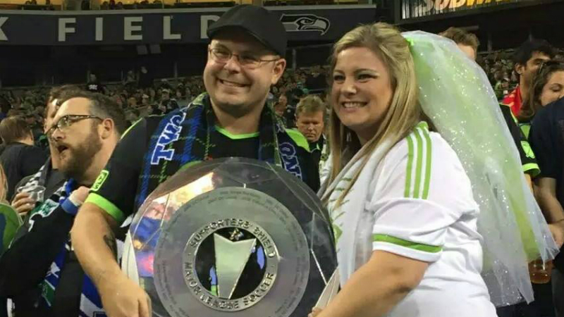 O jogo do Seattle Sounders foi o palco do casamento desses dois fan&aacute;ticos