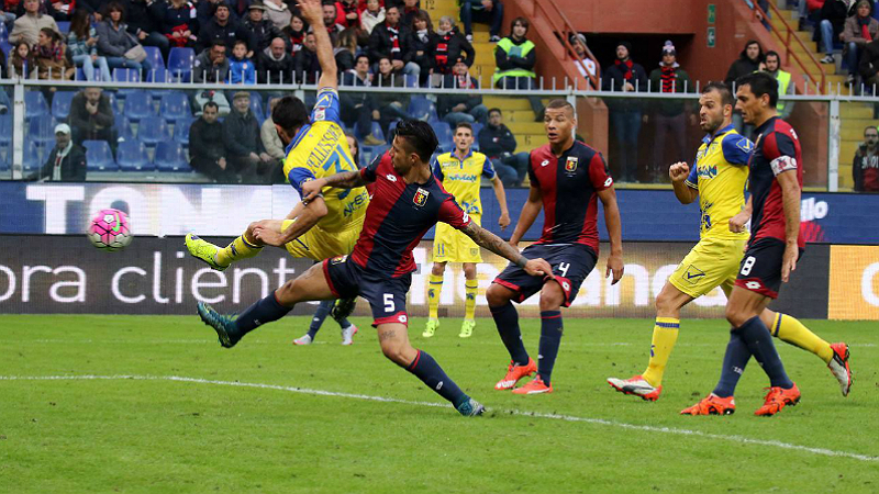 Pellissier dominou a arte dos gola&ccedil;os acrob&aacute;ticos com esta pintura contra o Genoa