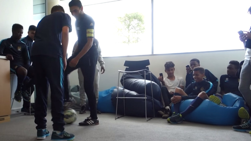 A garotada da base do City recebeu um jogador de freestyle, e o resultado foi humilhante