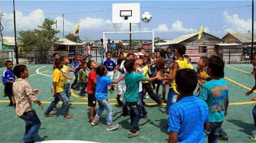 Falcao García deu uma quadra flutuante a crianças carentes de um povoado em palafitas