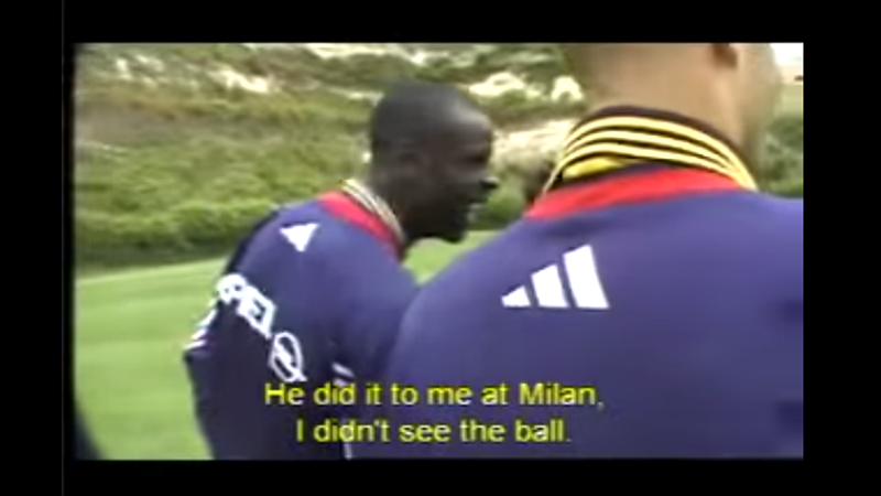 Jogadores da Fran&ccedil;a tentam descobrir como marcar Ronaldo na Copa de 1998 neste v&iacute;deo raro