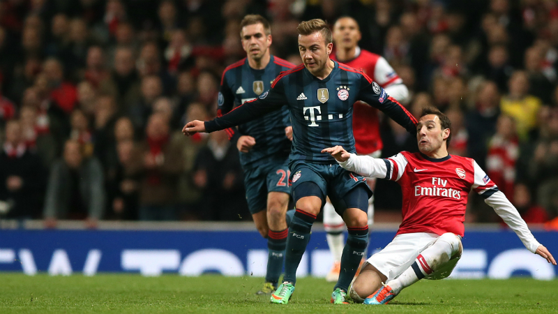G&ouml;tze e Cazorla disputam bola (AP Photo/Alastair Grant)
