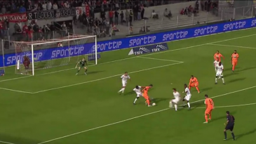 Este atacante fez uma fila inacreditável na zaga adversária para marcar uma pintura