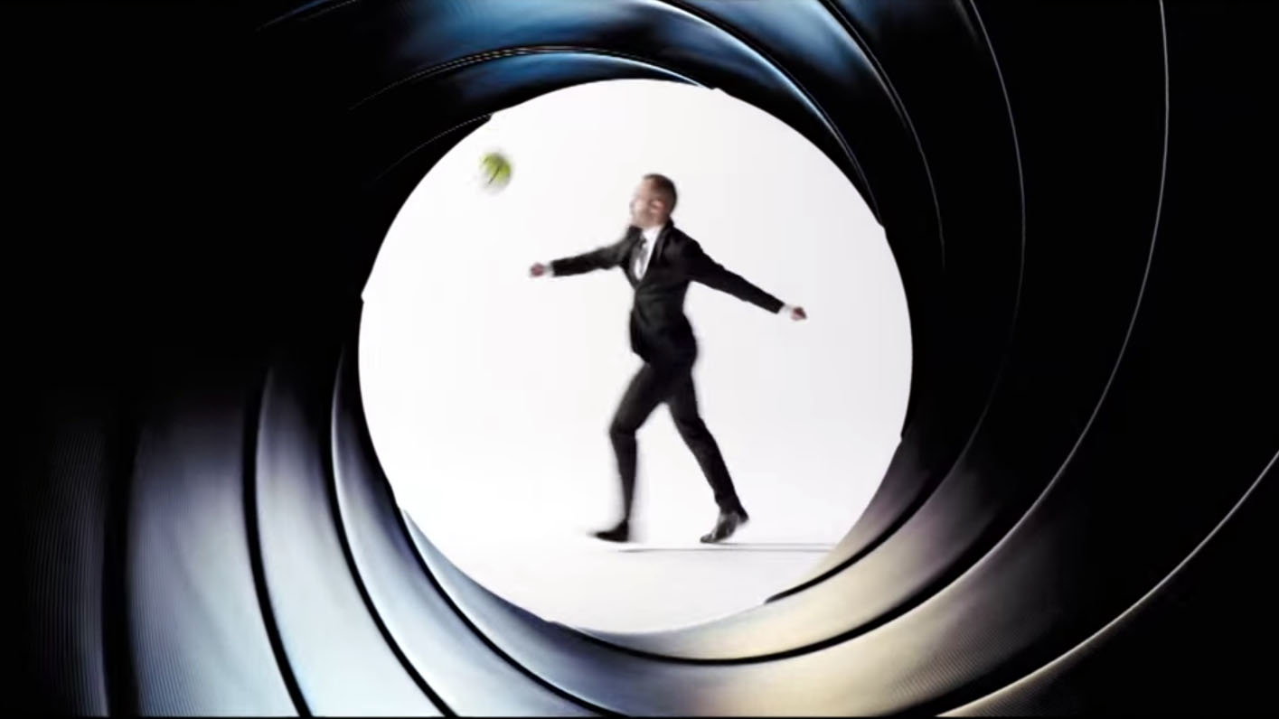 Iniesta d&aacute; uma de James Bond em v&iacute;deo promovendo novo filme de 007