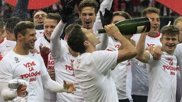 Lewandowski foi denunciado na Polônia por um crime: beber champanhe em campo