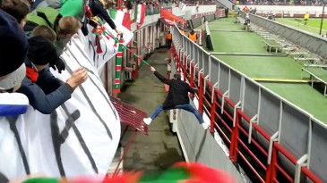 Torcida foi à loucura com o modo como esse torcedor do Lokomotiv conseguiu invadir o campo e voltar