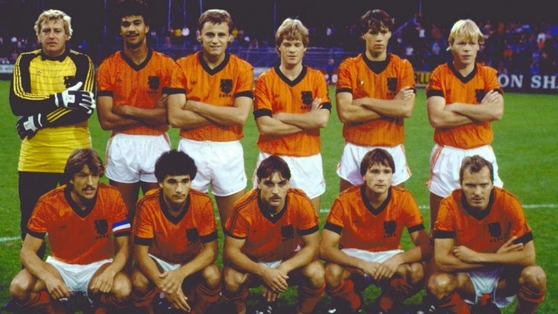 A Holanda escalada com: em p&eacute;, Schrijvers, Gullit, Houtman, Erwin Koeman, Van Basten e Ronald Koeman; agachados, Wijnstekers, Vanenburg, Ophof, Boeve e Willy Van Der Kerkhof
