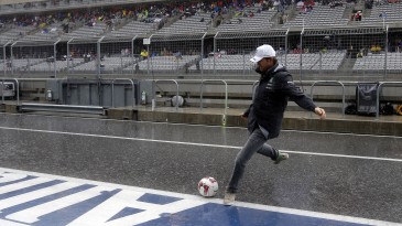 Nico Rosberg mostrou habilidade para o futebol em dia de treino suspenso da F1
