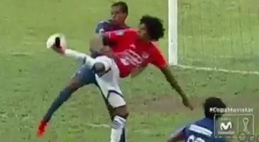[Vídeo] Pajoy inovou ao matar a bola no peito e anotar um golaço de escorpião