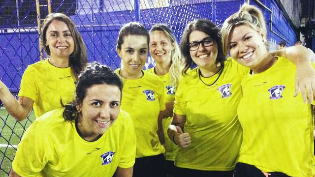 Pela paix&atilde;o, Pelado Real organiza peladas e faz o futebol ser uma realidade para as mulheres