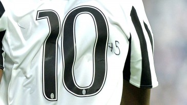 Pogba fez uma homenagem aos 75 anos de Pelé na sua camisa