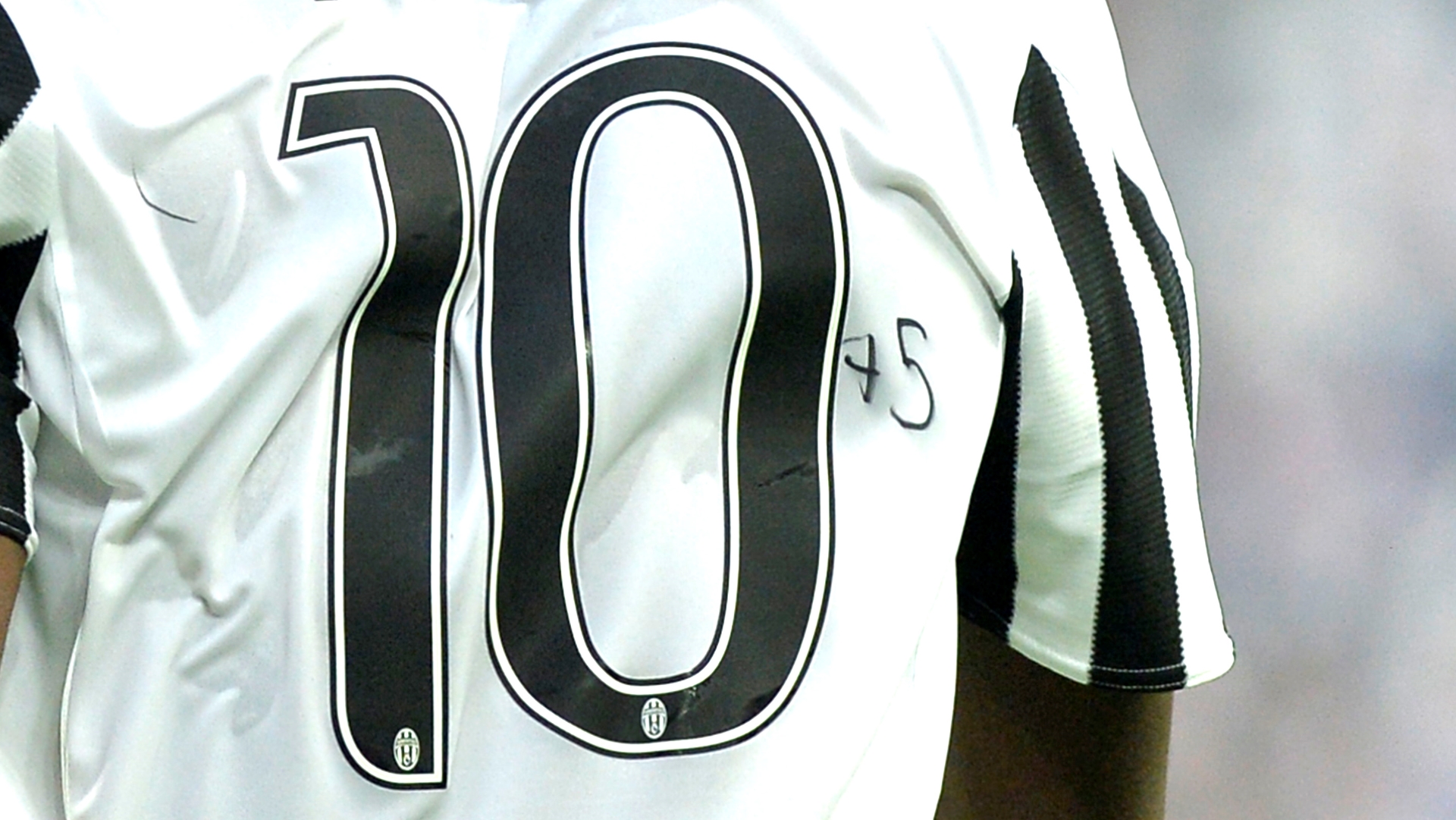 Pogba fez uma homenagem aos 75 anos de Pel&eacute; na sua camisa