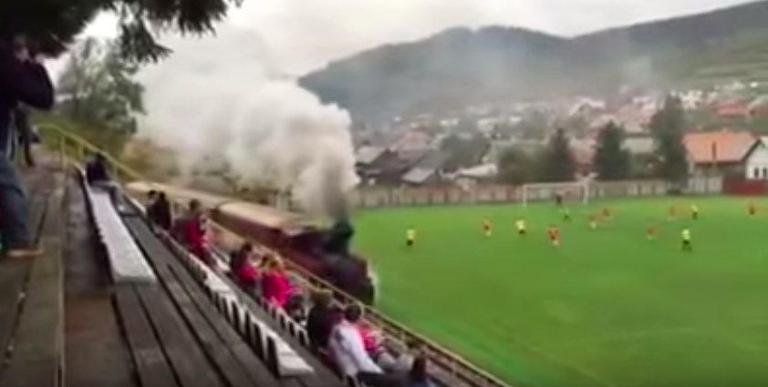 [V&iacute;deo] Que tal um est&aacute;dio com locomotiva passando ao lado do campo? Na Eslov&aacute;quia tem