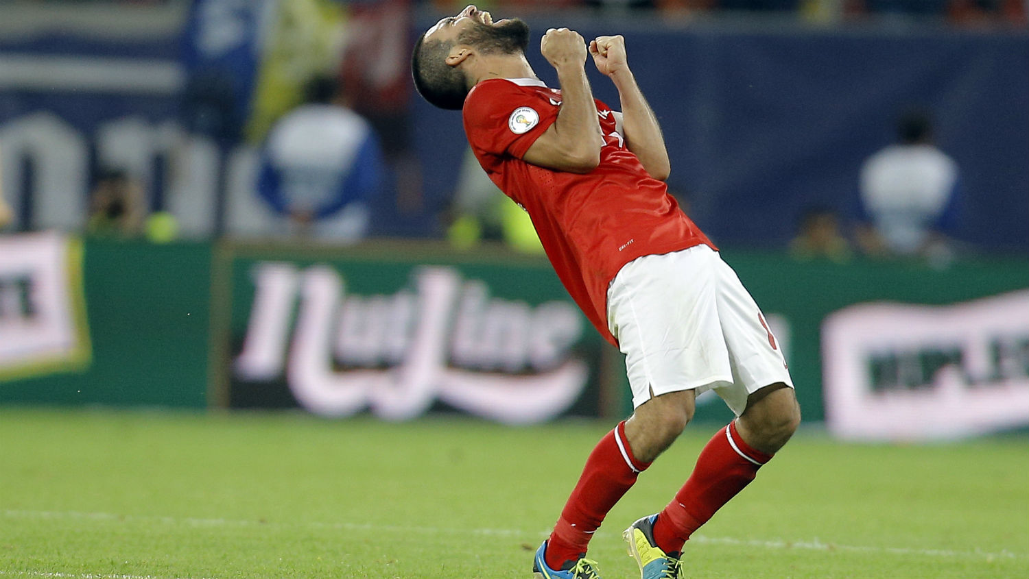 Mesmo sem jogar no Bar&ccedil;a, Turan mant&eacute;m a magia nos p&eacute;s e ajuda a Turquia a vencer
