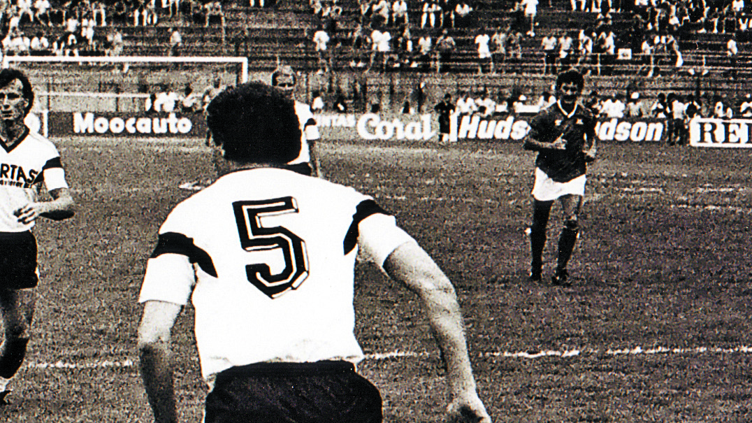 Beckenbauer defende a Alemanha no Canind&eacute; (Foto: Mauro Donato)