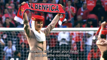 [Vídeo] Aeromoças invadiram o campo para dar uma aula de como torcer ao Benfica