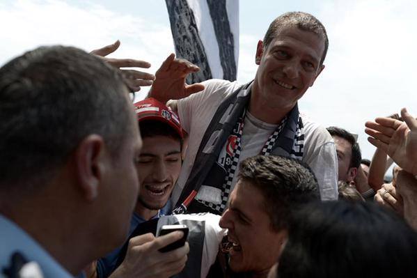 Bilic recebendo sua &uacute;ltima demonstra&ccedil;&atilde;o de amor da torcida do Besiktas (Divulga&ccedil;&atilde;o)