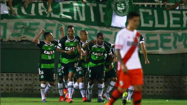 Mesmo sem a classificação, a Chape conquistou a vitória e a honra ao aterrorizar o River