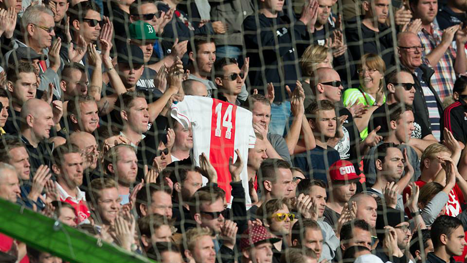 O Campeonato Holand&ecirc;s parou aos 14 minutos para lembrar a Cruyff que ele n&atilde;o est&aacute; sozinho