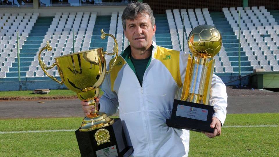 &Uacute;nicos h&aacute; mais de tr&ecirc;s anos no cargo, os tr&ecirc;s t&eacute;cnicos mais longevos do Brasil subiram