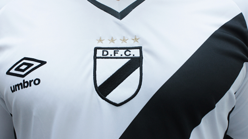 O Danubio transformou a faixa de sua camisa em um cinto de seguran&ccedil;a &ndash; e &eacute; s&eacute;rio