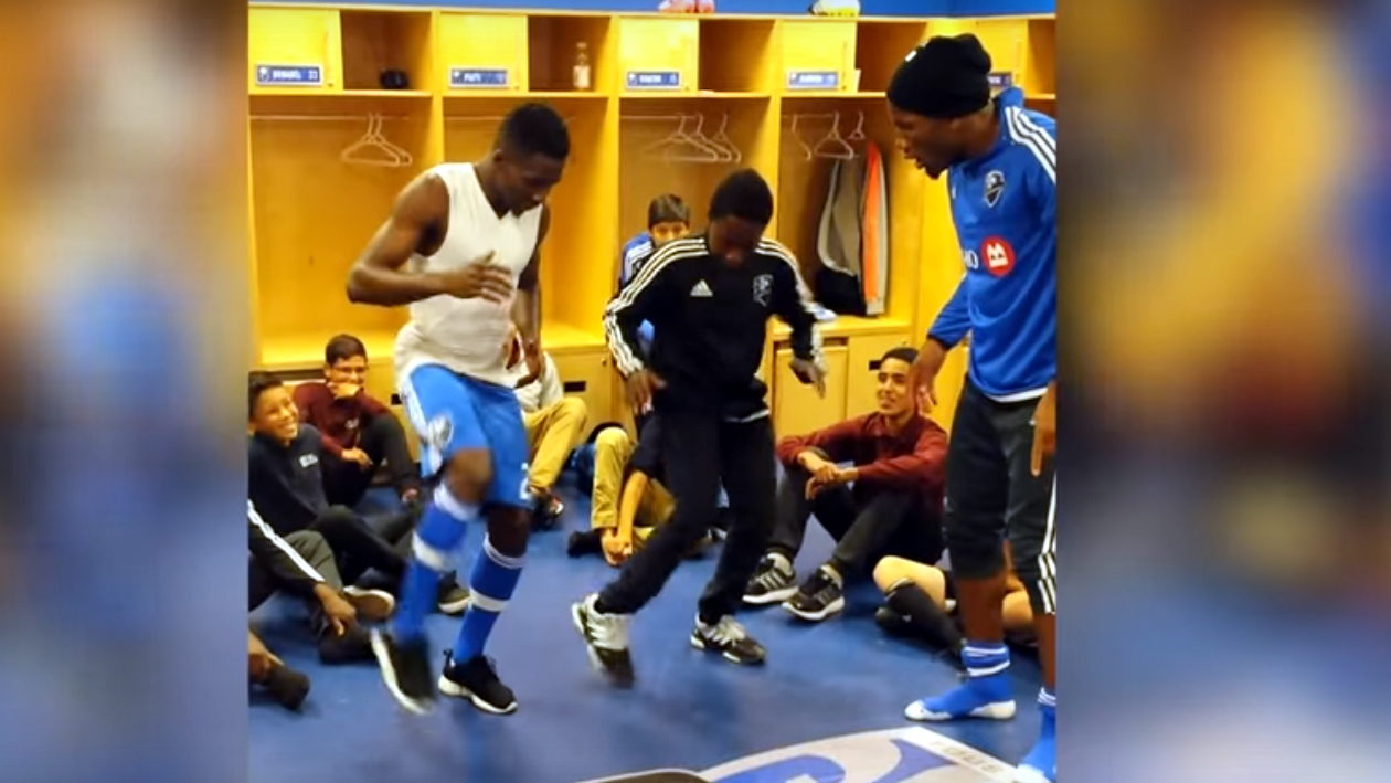 Esbanjando carisma, Drogba colocou a crian&ccedil;ada do Montreal Impact para dan&ccedil;ar