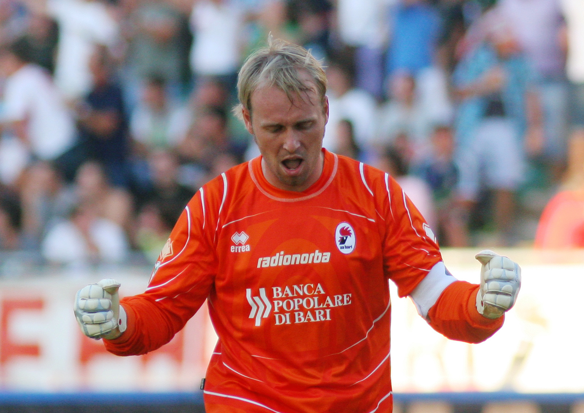 N&atilde;o passar&aacute;! Goleiro do Mechelen defende tr&ecirc;s p&ecirc;naltis contra o Anderlecht