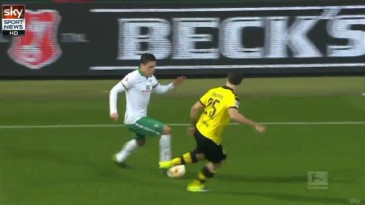 [Vídeo] Junuzovic humilhou Sokratis com três canetas no mesmo lance