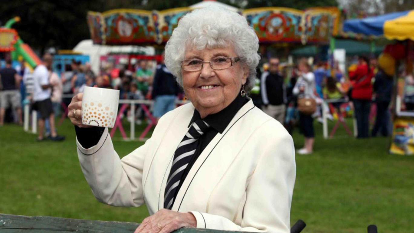 Essa gentil senhora se aposentou ap&oacute;s 49 anos servindo ch&aacute; no est&aacute;dio do Newcastle