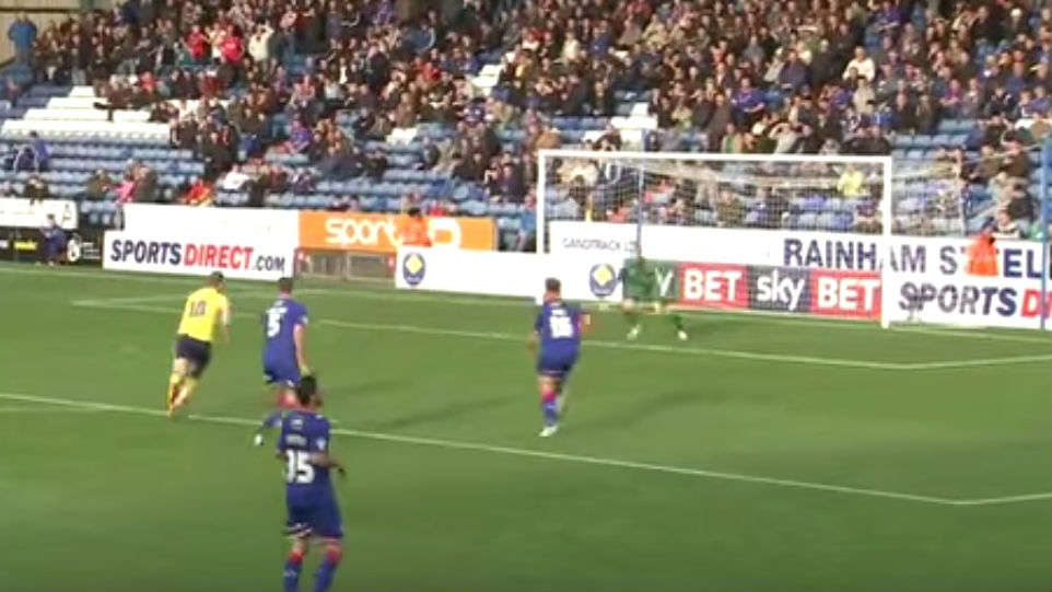 Foi na terceira divis&atilde;o, mas esse gola&ccedil;o do Scunthorpe &eacute; digno da Premier League