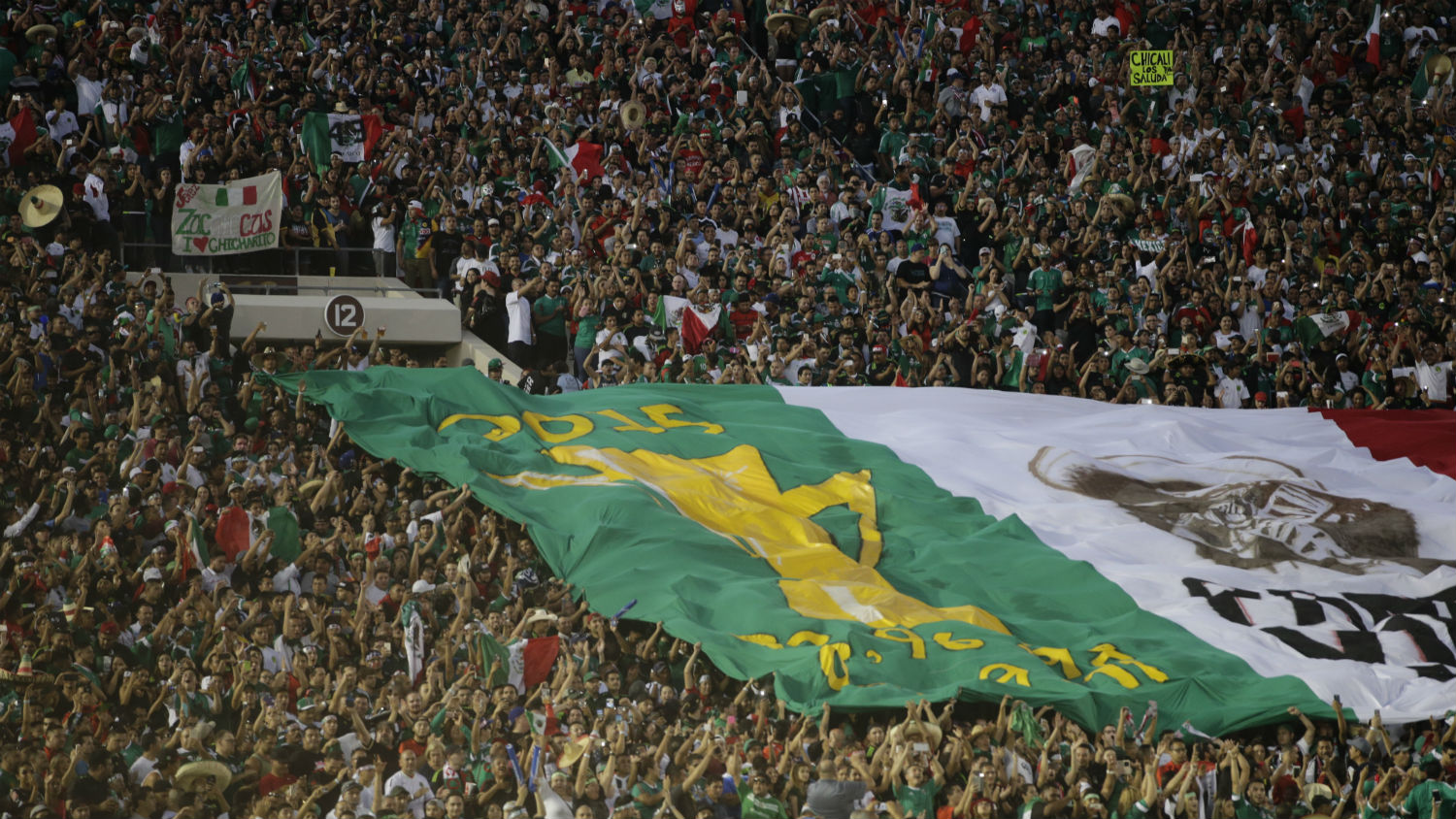 A torcida do M&eacute;xico no Rose Bowl (Foto: AP)
