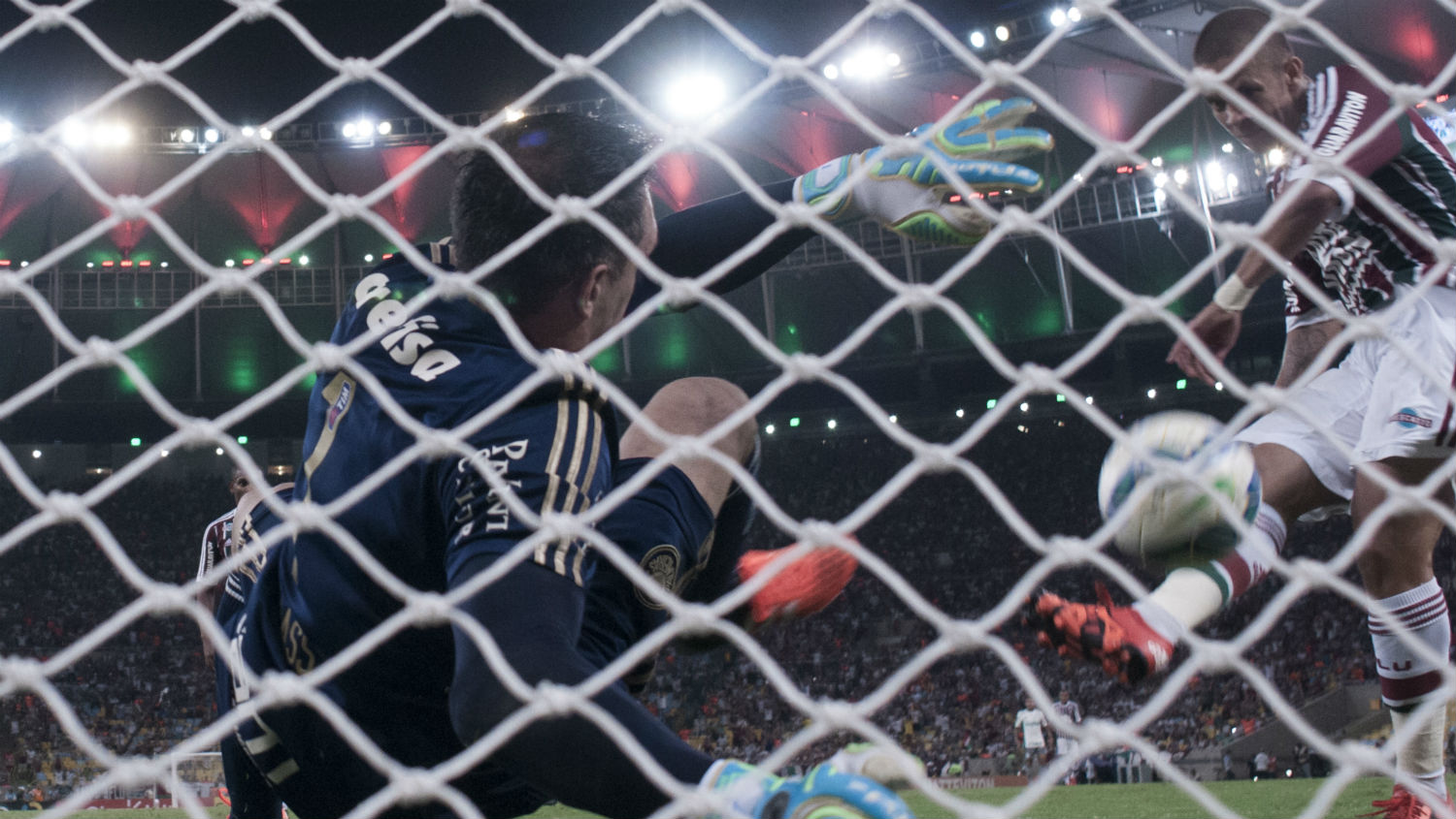 O momento do gol de Marcos J&uacute;nior contra o Palmeiras (Foto: Trivela)