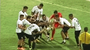 Atacante fez a bola levitar em campo na comemoração de seu gol pelo Venezuelano