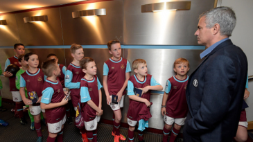 Mourinho resolveu apostar com um mascote antes do jogo contra o West Ham, e perdeu