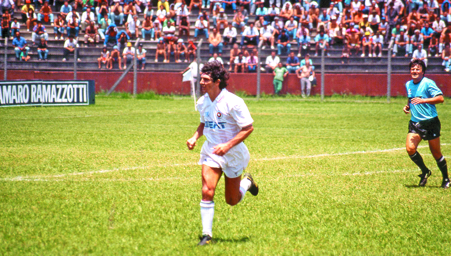 Paolo Rossi no campo da USP (Foto: Mauro Donato)