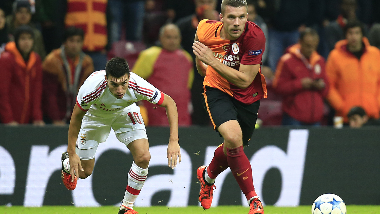 Podolski faz o gol da vit&oacute;ria do Galatasaray e justamente em cima do J&uacute;lio C&eacute;sar