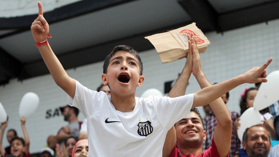 [V&iacute;deo] Assim foi a tarde de paz que os refugiados s&iacute;rios viveram na Vila Belmiro