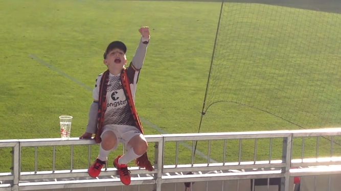 [V&iacute;deo] Este garoto nem se importou com a derrota para comandar os gritos da torcida do St. Pauli