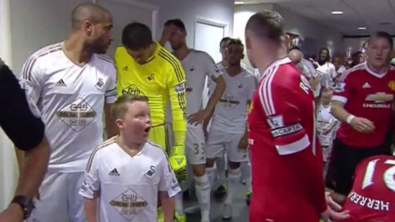 [V&iacute;deo] Dif&iacute;cil n&atilde;o se emocionar: quando uma crian&ccedil;a conhece o seu &iacute;dolo no futebol