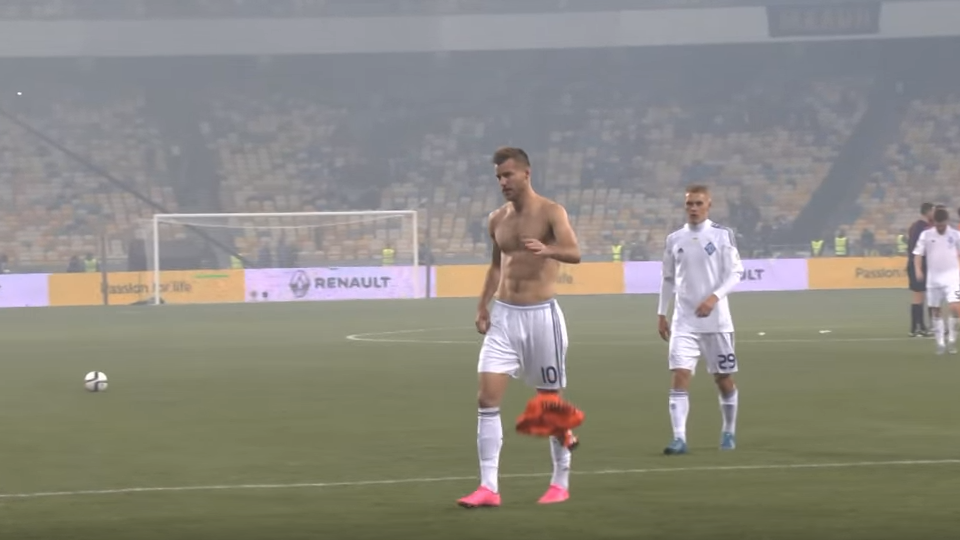 Cl&aacute;ssico &eacute; isso: Ap&oacute;s derrota acachapante, Yarmolenko joga camisa do Shakhtar no ch&atilde;o