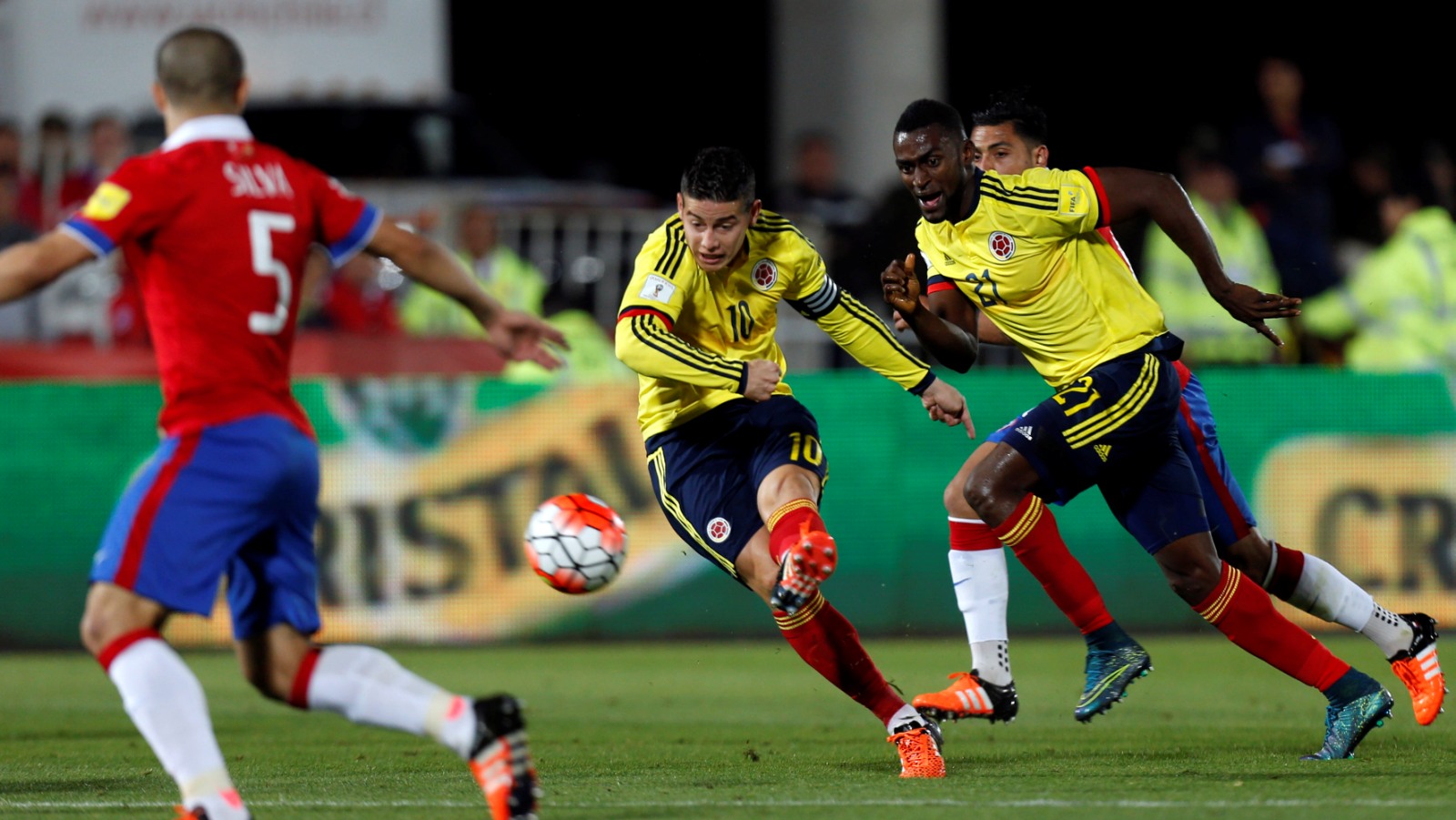 Col&ocirc;mbia soube neutralizar o jogo do Chile e viu seu craque fazer a diferen&ccedil;a